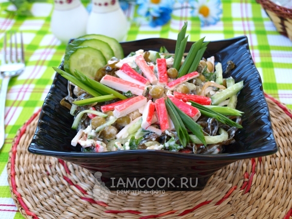 Готовый крабовый салат с морской капустой