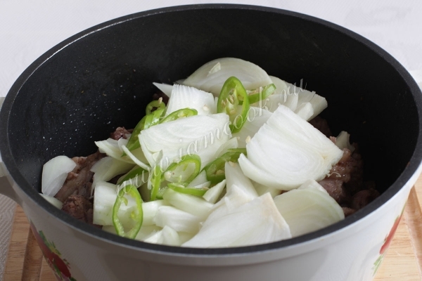 Баранина в казане с луком