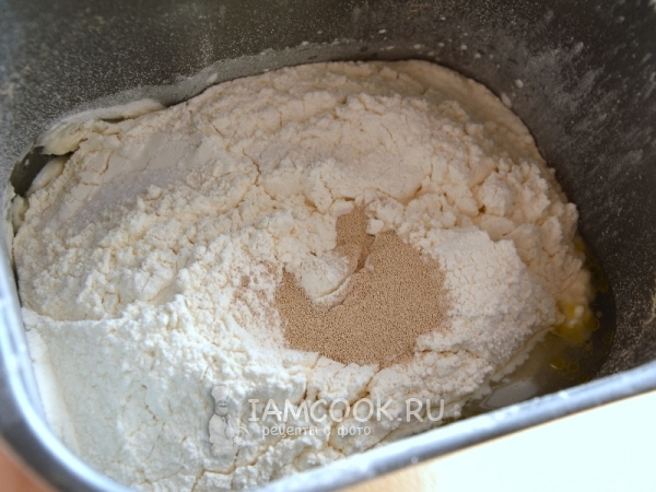 Положить в хлебопечку ингредиенты для теста