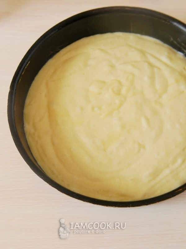 Переложить тесто в форму