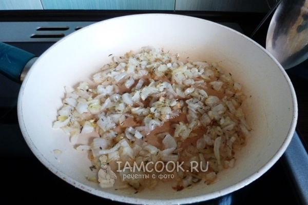 Обжарить лук с тимьяном