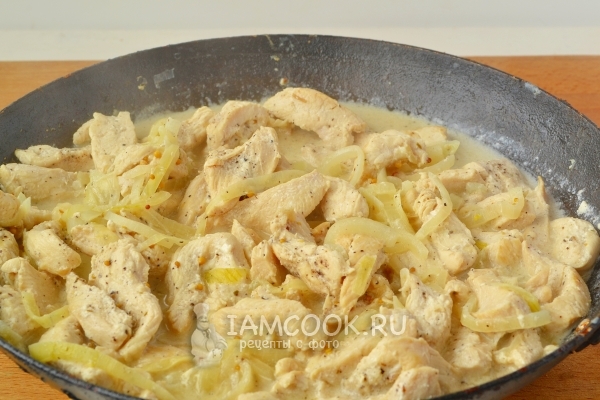 Тушение курицы со сметаной