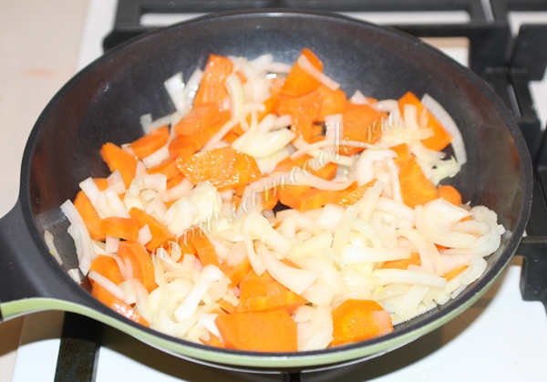 Обжарка моркови с луком