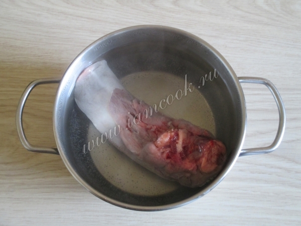 Язык свиной отварной