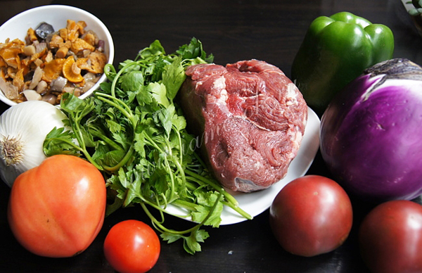 Ингредиенты для запекания мяса с овощами и грибами