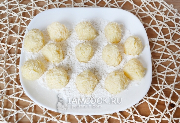 Скатать сырные шарики и обвалять в муке
