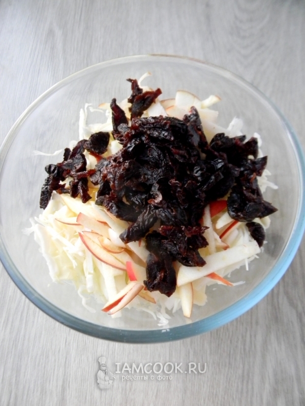 Соединить капусту, яблоко и чернослив