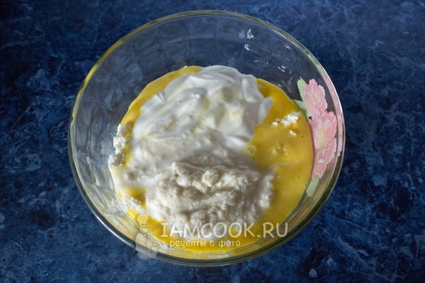 Смешать желтки, творог и манку