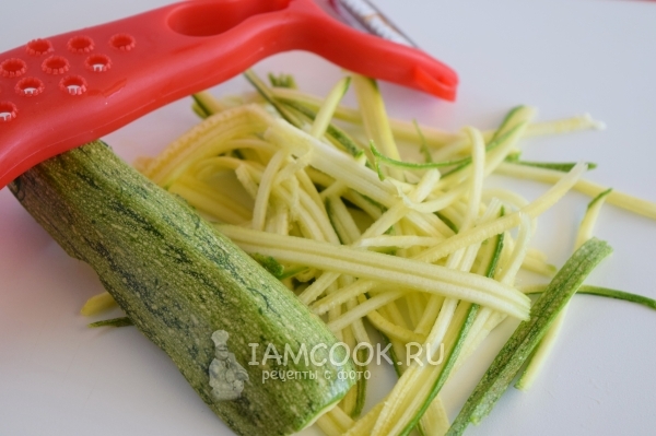 Натереть кабачок