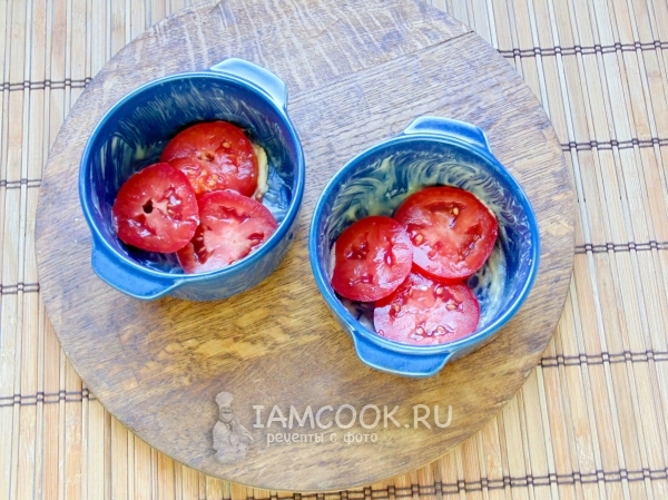 Уложить в форму помидоры