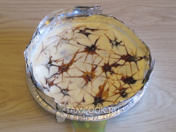 Готовая шарлотка с маслом и кремом