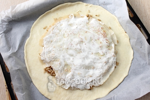 Сверху накрыть блином и смазать сметаной