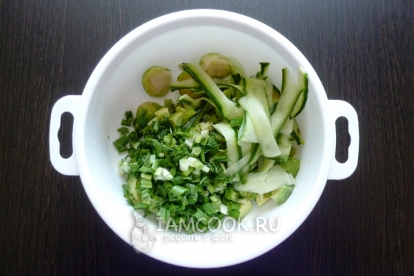 Положить зелень и огурцы