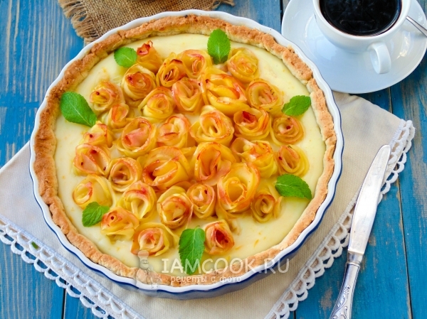 Готовый открытый пирог с яблоками «Букет роз»