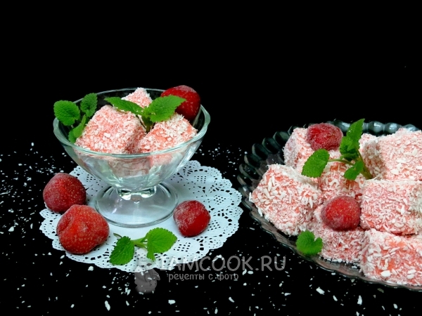 Готовый мусс из клубники с кокосовой стружкой