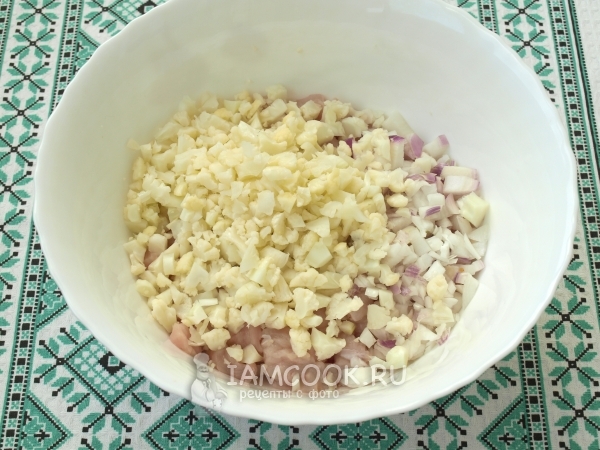 Положить к мясу лук и капусту