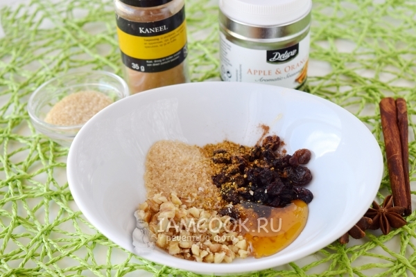 Соединить изюм, орехи, сахар, специи и мед