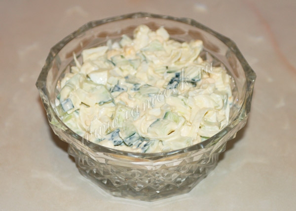 Вкусный салат с огурцами и луком пореем