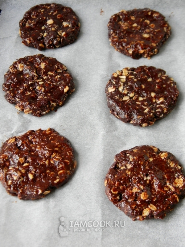 Выложить тесто на противень