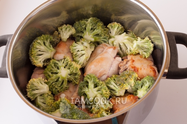 Положить в кастрюлю кролика и брокколи