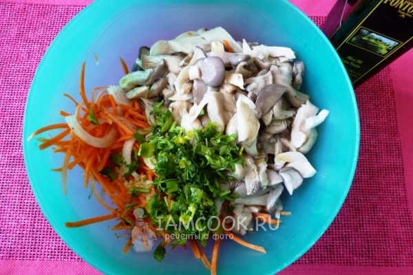 Положить грибы и зелень