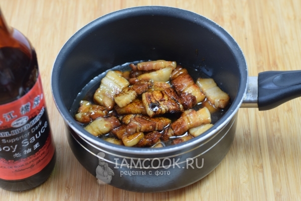 Влить к мясу соевый соус