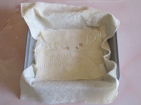 Укладываем лаваш в форму