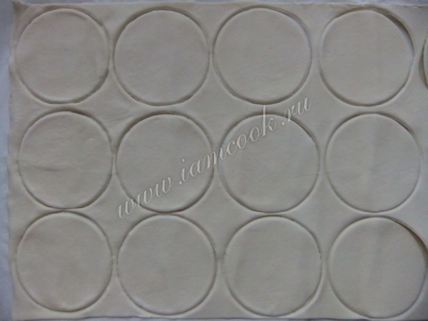 Вырезаем тесто для тарталеток