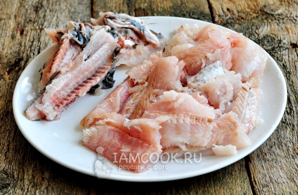 Отделить филе рыбы от костей