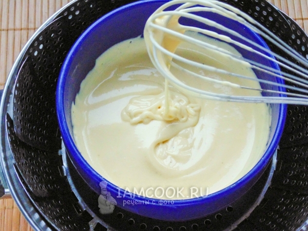 Взбить соус венчиком