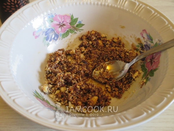 Смешать сироп с орехами