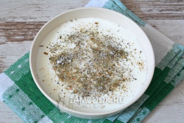 Всыпать специи и соль в кефир