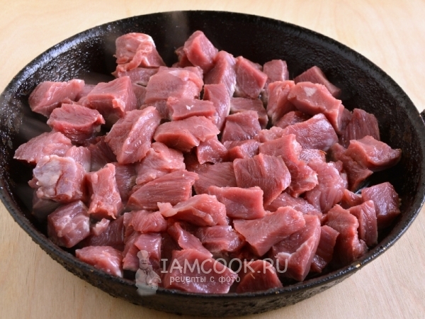 Положить мясо на сковороду