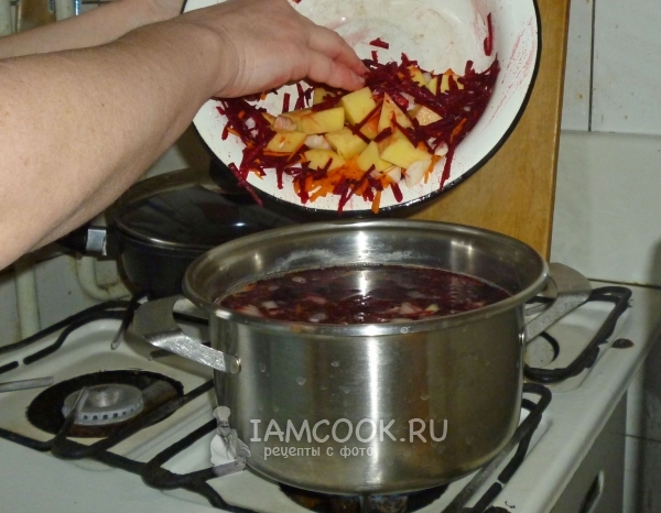 Положить овощи в кастрюлю с водой