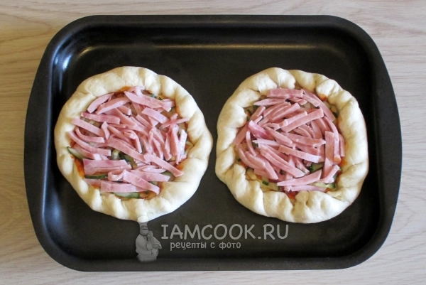 Положить огурцы и колбасу