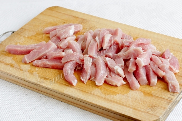 Свинину порезать брусочками