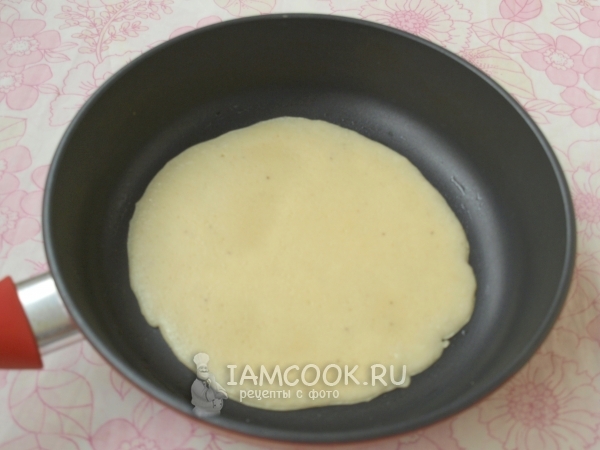 Налить тесто на сковороду