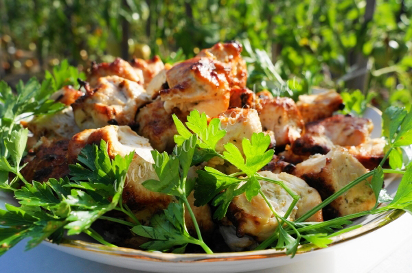 Готовим сочный диетический куриный шашлык