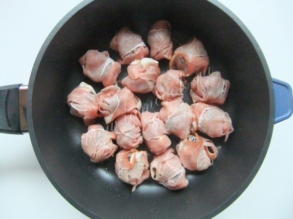 Обжарка чернослива в беконе