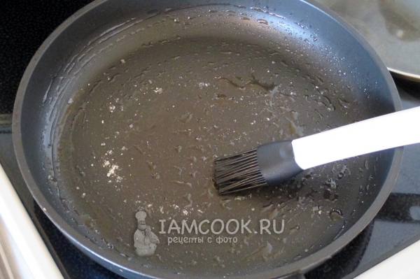 Смазать сковороду маслом