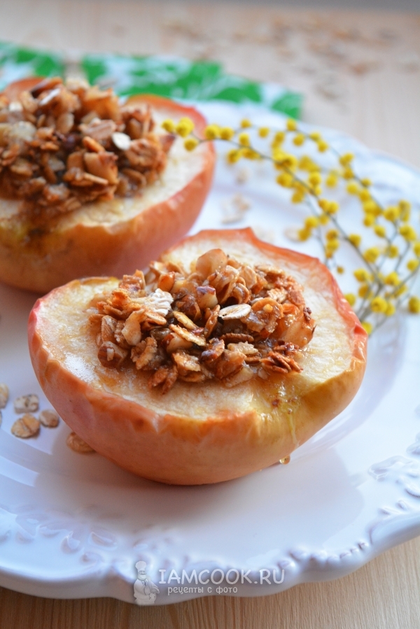 Фото запеченных яблок с овсяными хлопьями и орехами