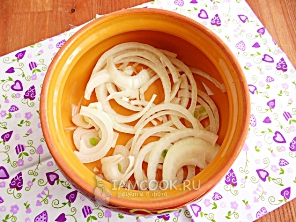 Выложить в горшочек лук