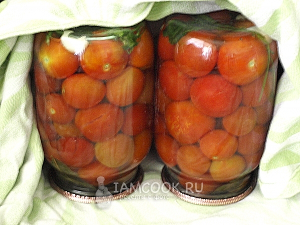 Перевернули закатанные банки с черри