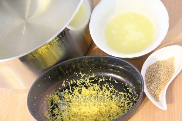 Натереть цедру и выжать сок лимона