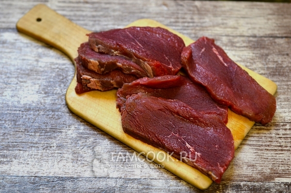 Порезать стейки из говядины