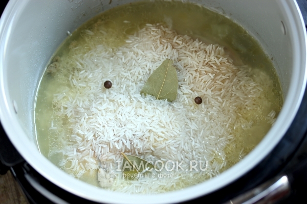 Положить лавровый лист и душистый перец