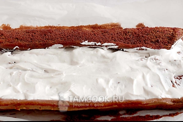 Выложить сливки и свернуть в рулет