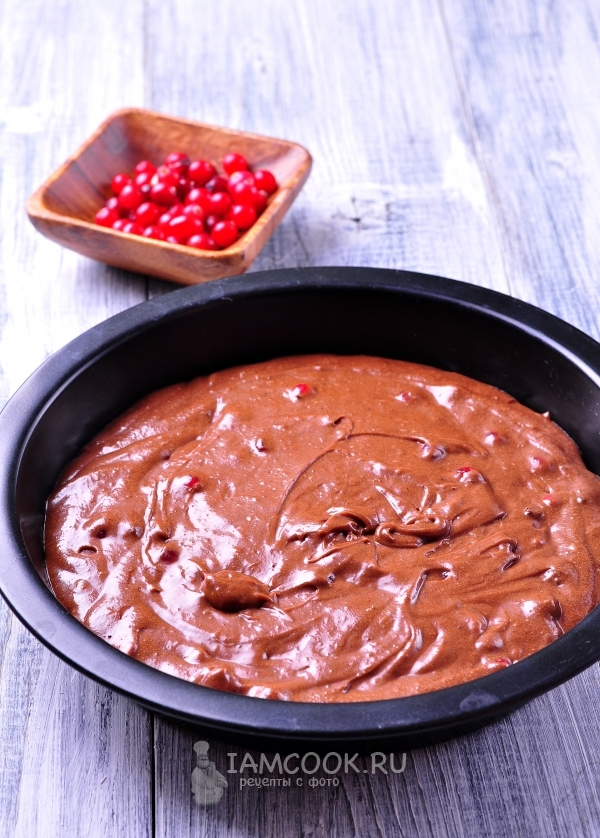 Переложить тесто в форму