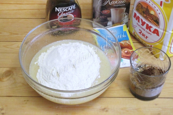 Мука с масляно-яичной смесью