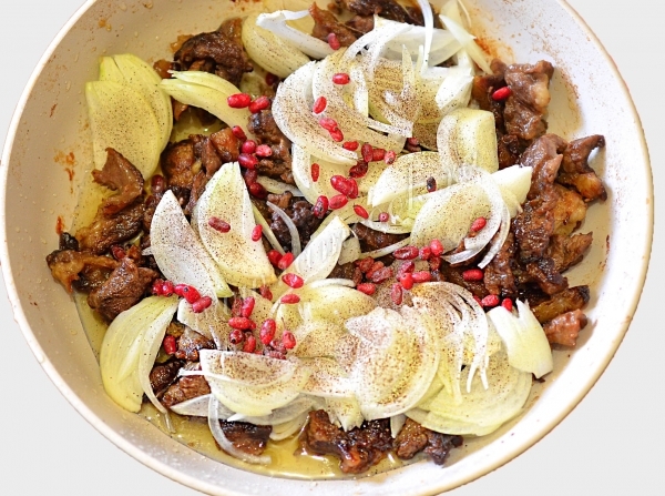 Добавить лук и барбарис к мясу